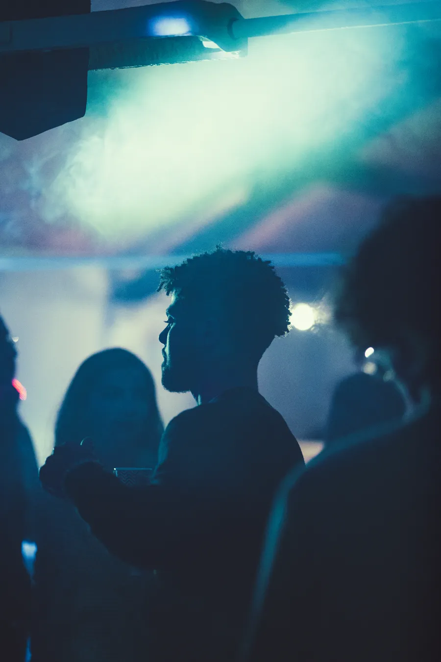 Soirée homme brume lumineuse