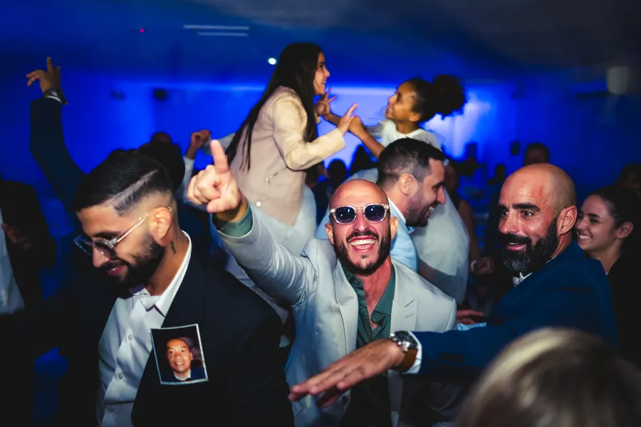 Soirée groupe dansse lunette soleil