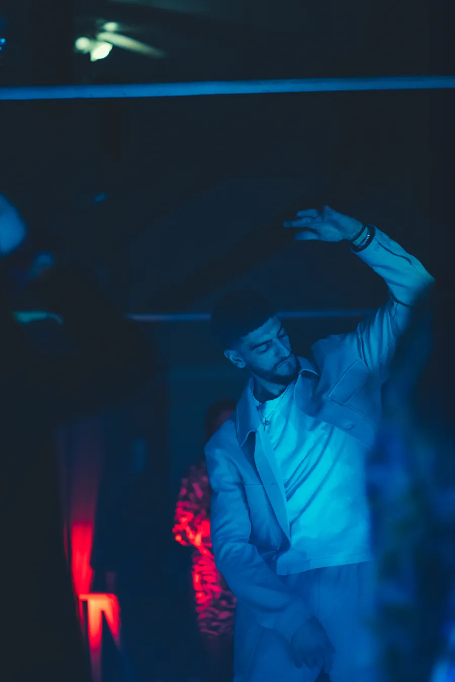 Homme danse en soirée