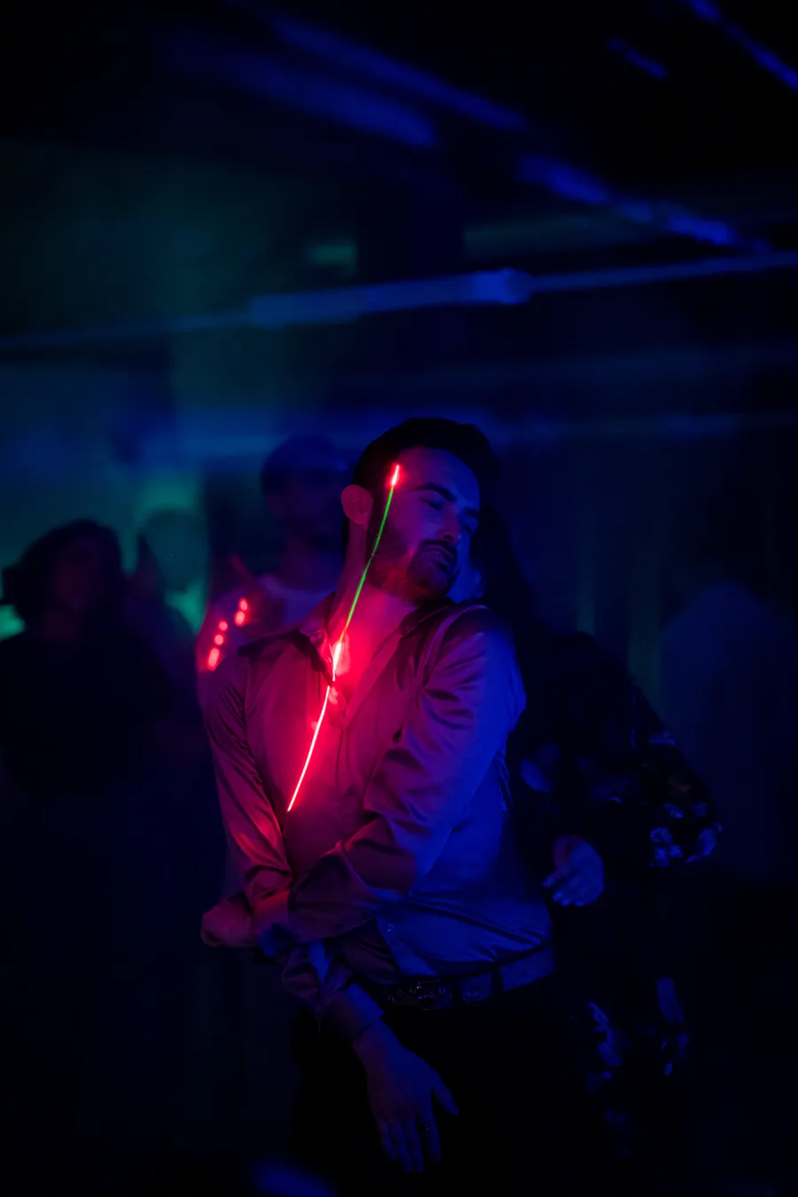 Homme danse avec laser