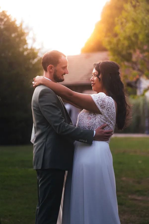 Couple marié coucher de soleil enlacer
