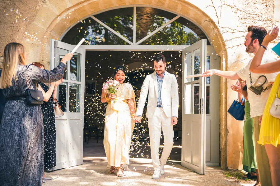 sortie des mariées sous confettis