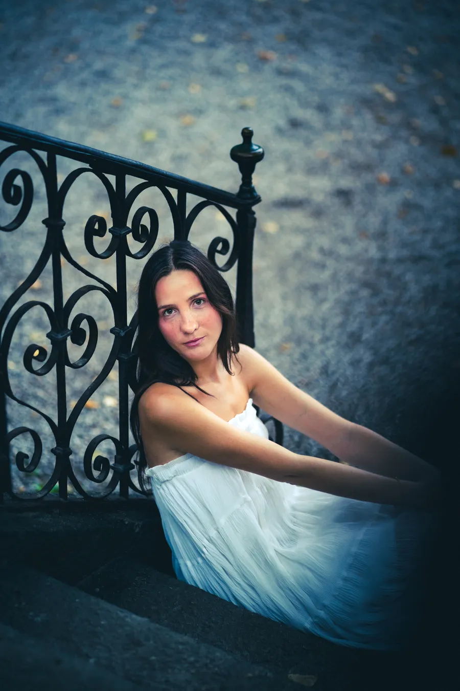 Portrait femme assise escalier