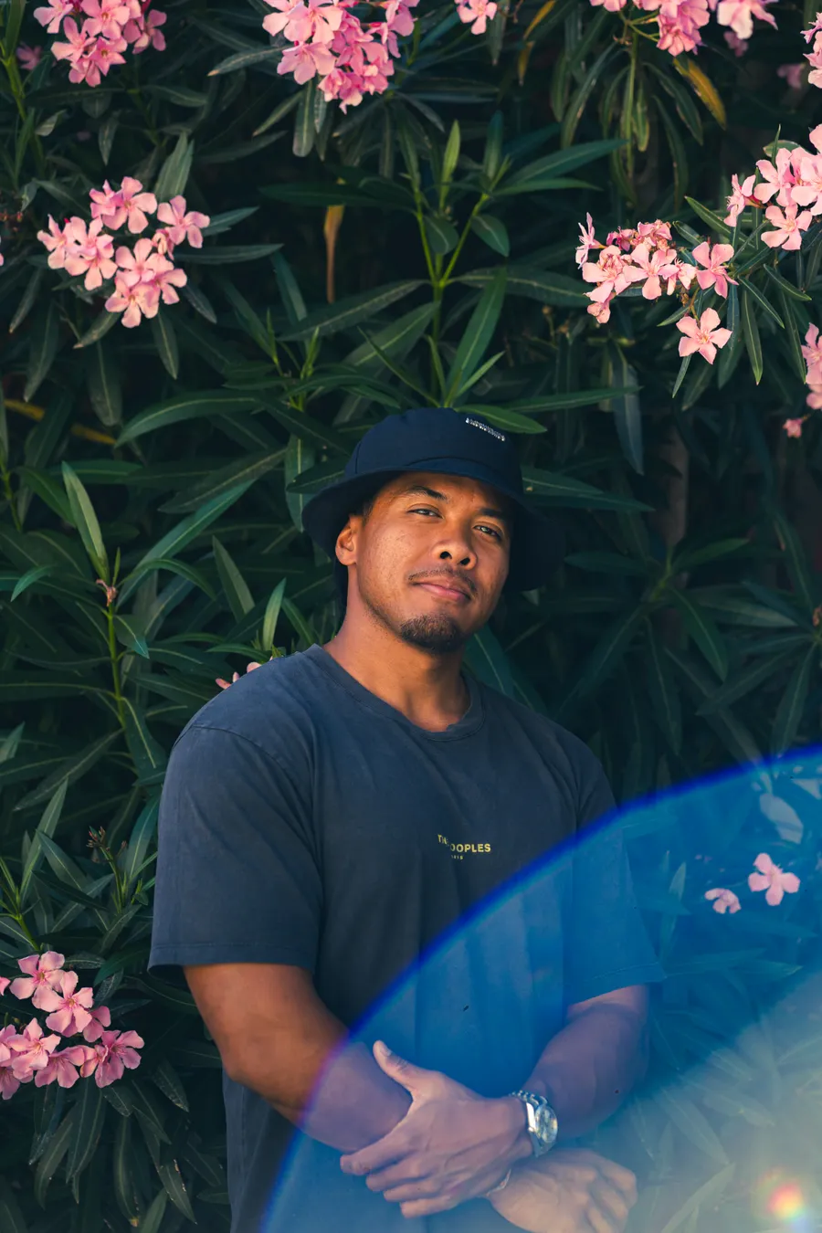 Portrait homme bob fleurs