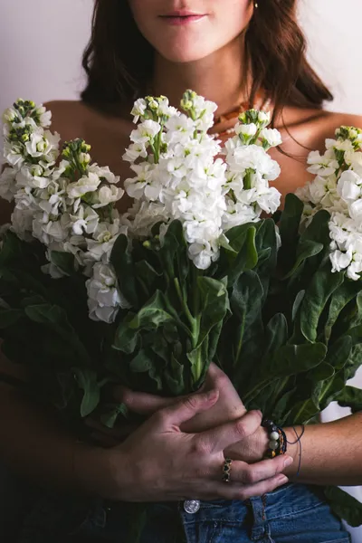 Femme bouquet fleurs
